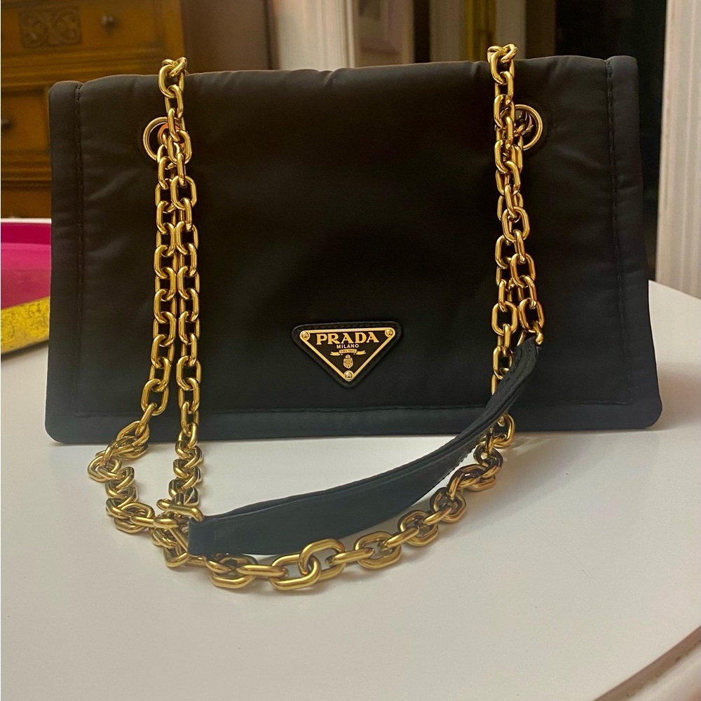 PRADA BLACK HANDBAG WITH GOLD CHAIN